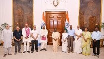 'वोट चोरी और चुनाव में गड़बड़ी', INDIA bloc के नेताओं ने राष्ट्रपति मुर्मू से की मुलाकात, सौंपा 4-सूत्रीय ज्ञापन, राहुल गांधी बोले- राष्ट्रपति ने मांगे सबूत