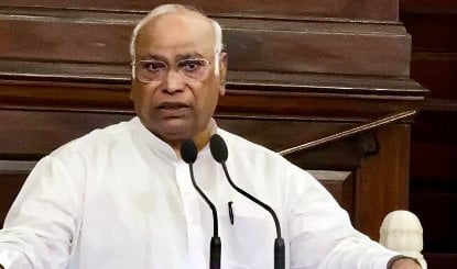 Mallikarjun Kharge ने मोदी सरकार को घेरा, बोले- आज देश में अघोषित आपातकाल जैसी स्थिति