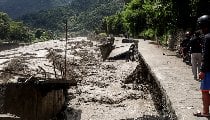 Nepal में बाढ़ का कहर, 35 से ज्यादा घर और कई पुल बहे; बचाव के लिए उतारे गए हेलीकॉप्टर Nepal में बाढ़ का कहर, 35 से ज्यादा घर और कई पुल बहे; बचाव के लिए उतारे गए हेलीकॉप्टर