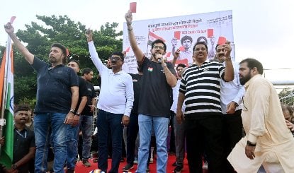 Mumbai Police का बड़ा एक्शन: Aaditya Thackeray और अमित ठाकरे समेत 25 पर FIR दर्ज, जानें पूरा मामला
