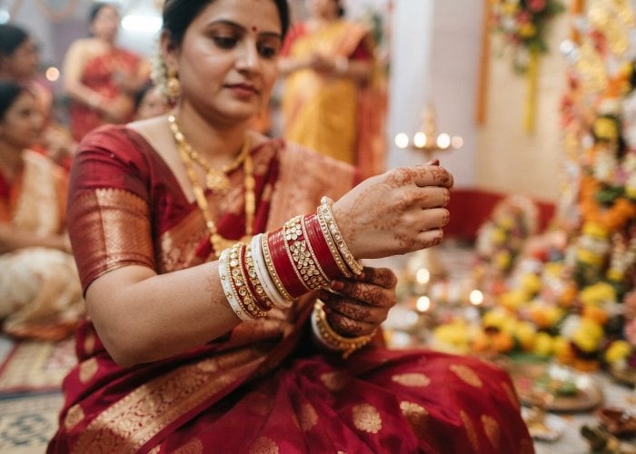 Bangle Set Designs: Durga Puja पर एथनिक लुक निखारने के लिए स्टाइल करें ये 5 ट्रेंडी Bangle Set डिजाइंस