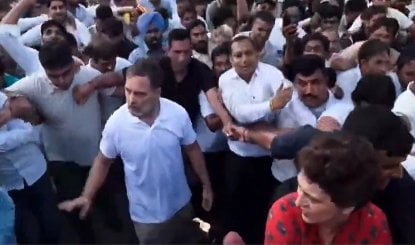 सियासी घमासान के बीच सुप्रीम कोर्ट पहुंचा 