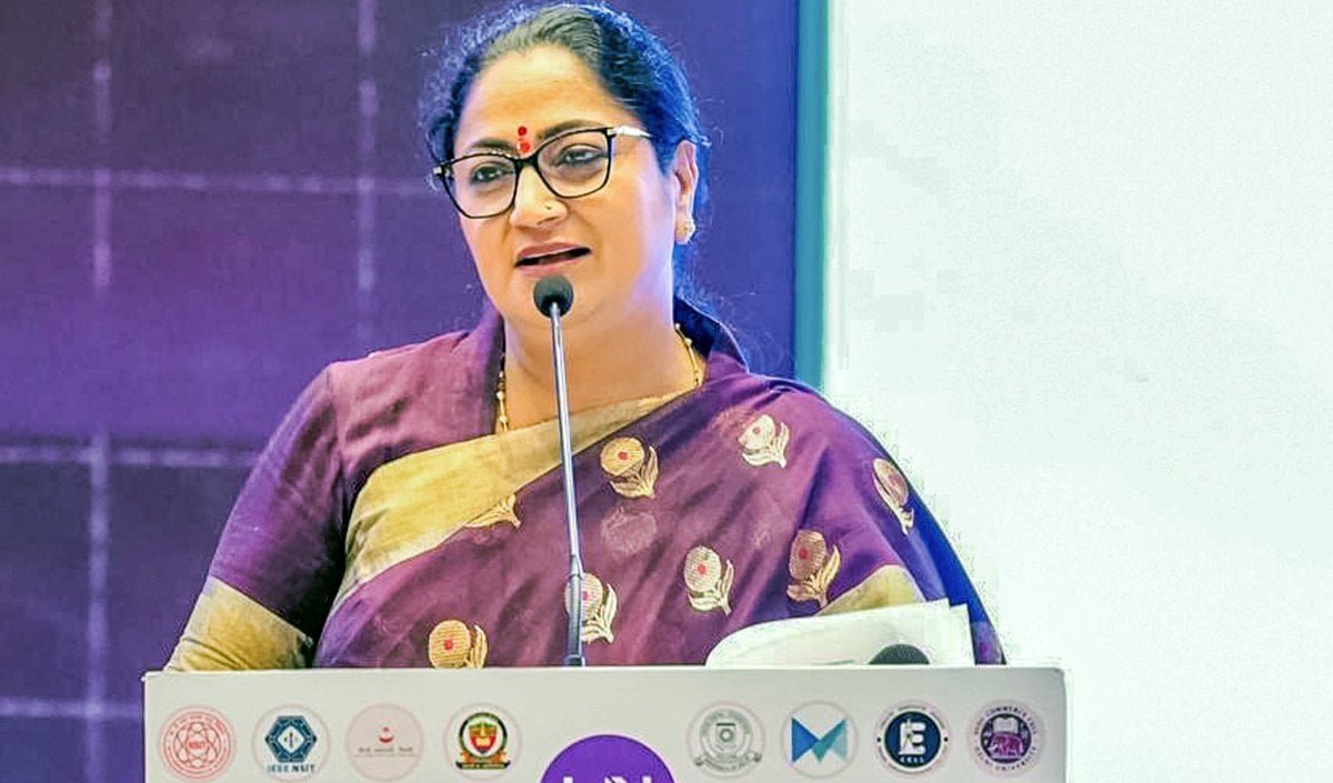 महिला सुरक्षा पर CM Rekha Gupta का एक्शन, छात्राओं के लिए बनेगा डेडिकेटेड WhatsApp Group