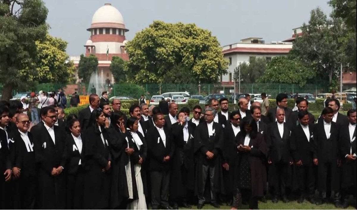 Supreme Court में वकीलों ने पढ़ी संविधान की प्रस्तावना, EC विरोध पर पुलिस एक्शन पर जताया रोष