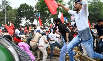 पटना के Gandhi Maidan में AISA और RYA का प्रदर्शन, CEC Gyanesh Kumar के इस्तीफे की मांग
