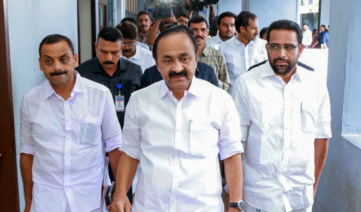 केरल में राजनीतिक भूचाल: एक तरफ CEC के खिलाफ प्रस्ताव, तो दूसरी तरफ BJP ने उठाए विधानसभा की वैधता पर सवाल