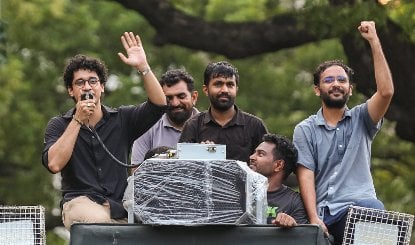 सुरक्षा घेरा तोड़कर JDU दफ्तर के रास्ते जंतर-मंतर में कूदे CJP नेता Sourav Das और Ashutosh Ranka, पुलिस ने हिरासत में लिया