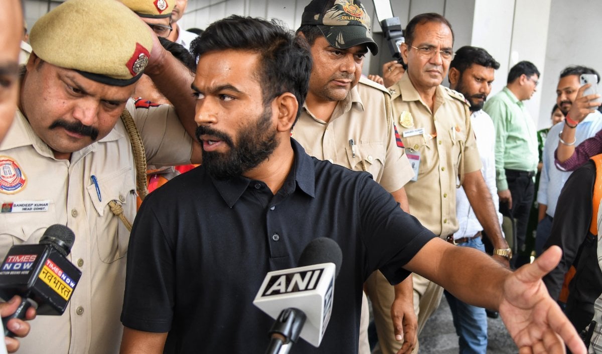 आप देश को क्यों बर्बाद कर रहे हैं? जब एयरपोर्ट पर CJP के अभिजीत दिपके को लोगों ने घेरा