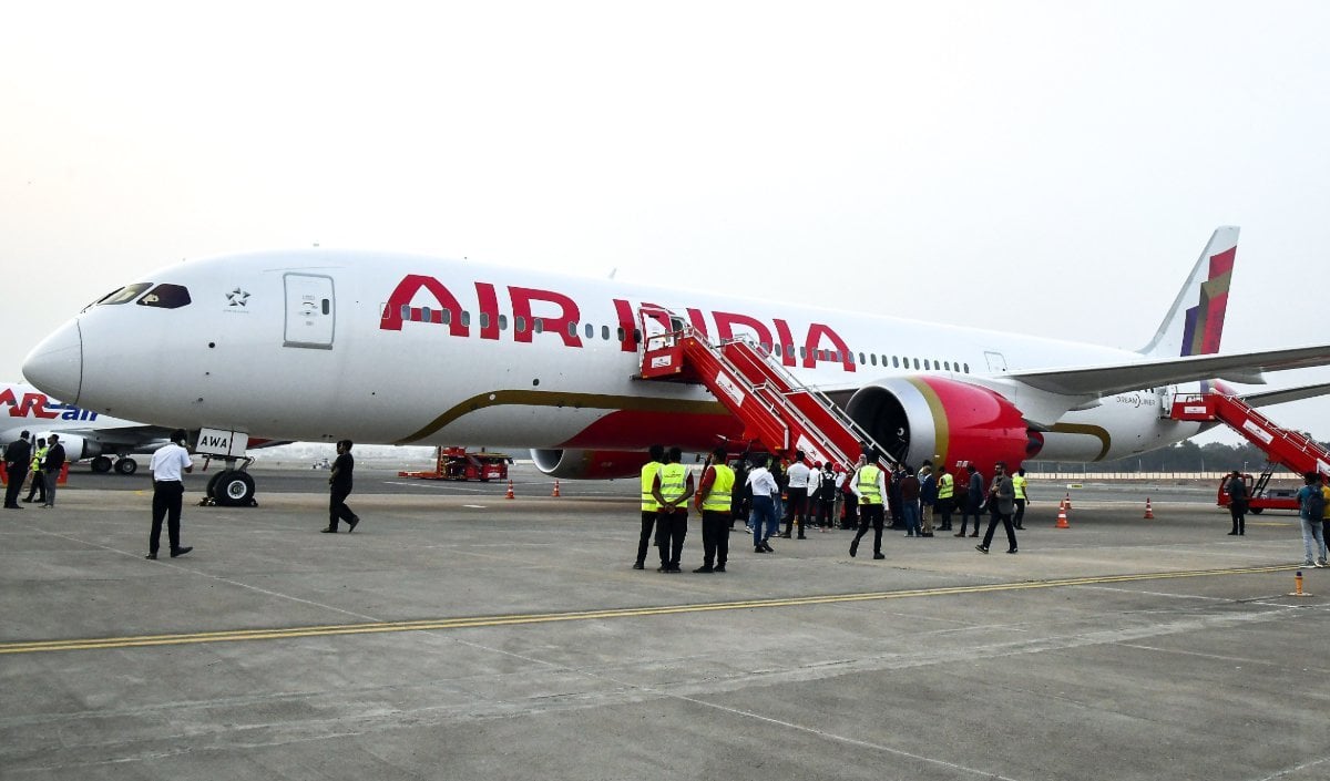 Air India Hijack Scare | हाईजैक के डर से सहमी फ्लाइट! इंडिया के विमान ने 