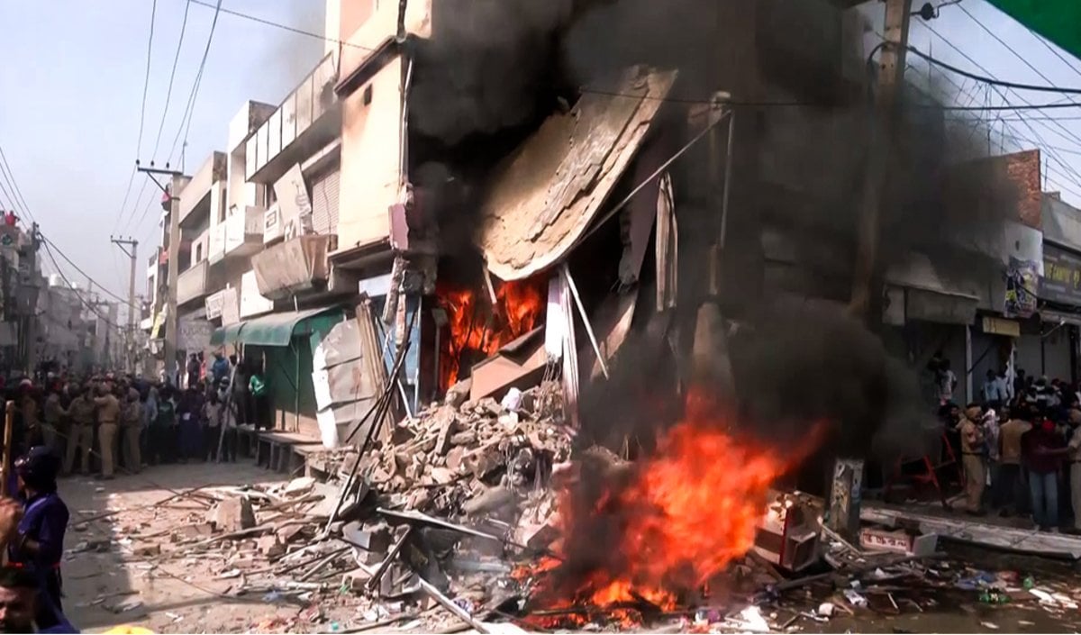 Mansa Drug Murder Case: आरोपी पर चला Bulldozer, भीड़ ने फूंकी Chemist Shop