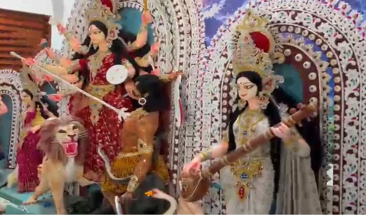 Dhaka के Dhakeshwari Temple से लेकर गांवों तक, Bangladesh में Durga Puja का भव्य उल्लास