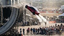 Elon Musk ने दिखाई नई Tesla Roadster, SpaceX तकनीक से हवा में लगाई शानदार फ्लिप, देखें Video