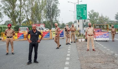 Amritsar को दहलाने की बड़ी साजिश नाकाम! पुलिस ने किया सीमा पार तस्करी गिरोह का पर्दाफाश, अत्याधुनिक हथियार बरामद, 5 संदिग्ध गिरफ्तार