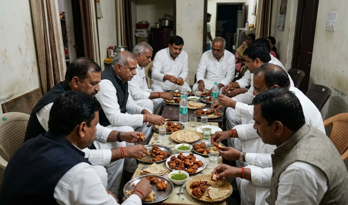Navratri में सपा नेताओं का Chicken Party Video वायरल, BJP बोली- सनातन का अपमान हुआ