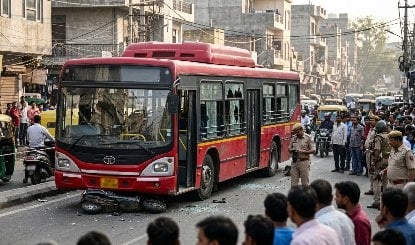 दिल्ली के आनंद पर्वत में DTC Bus की टक्कर से 1 की मौत, कई घायल