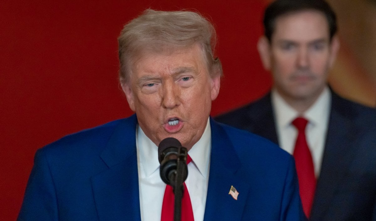 भारत पर 100% टैरिफ लागू होने से ठीक एक दिन पहले Donald Trump का बड़ा यू-टर्न! रूस से तेल पर लगे प्रतिबंध और शुल्क हटाए