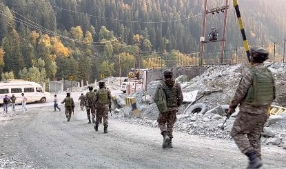 LoC के पास घुसपैठ की फिराक में थे दो आतंकवादी, तभी जवानों की पड़ गयी नजर, धुरंधर स्टाइल में मार गिराया!