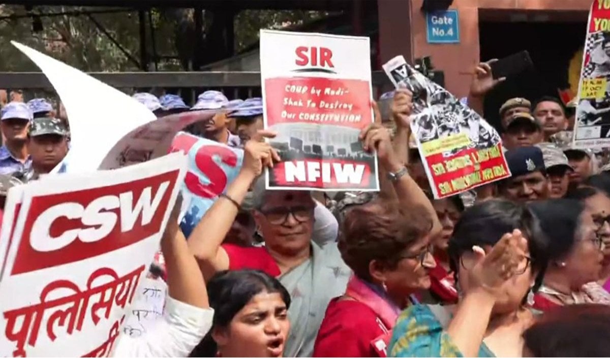 SIR रद्द करने और CEC के इस्तीफे की मांग, महिला संगठनों का Delhi Police HQ तक मार्च