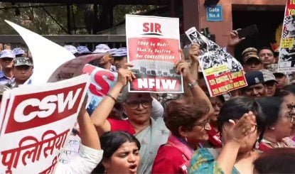 SIR रद्द करने और CEC के इस्तीफे की मांग, महिला संगठनों का Delhi Police HQ तक मार्च