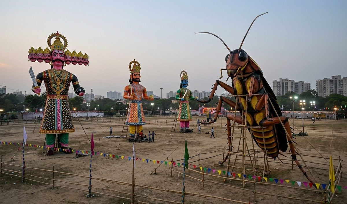 Pitampura Ramleela में रावण के साथ जलेगा 30 फुट का कॉकरोच, आयोजक बोले- स्वच्छता के लिए फैसला Pitampura Ramleela में रावण के साथ जलेगा 30 फुट का कॉकरोच, आयोजक बोले- स्वच्छता के लिए फैसला