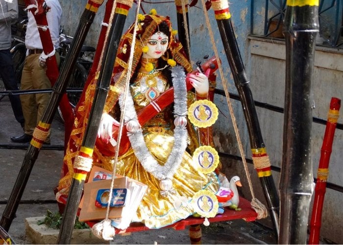 Maa Saraswati Visarjan पर अध्ययन सामग्री और वाद्य यंत्रों की पूजा से मिलेगा विद्या का वरदान