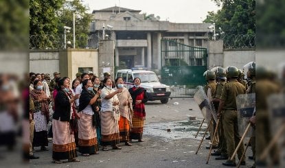 Manipur में हिंसक वारदातों में 4 की मौत, Imphal में CM आवास के बाहर शव रख हुआ विरोध