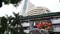BSE Sensex में 876 अंकों की भारी गिरावट, Nifty फिसलकर 22888 के स्तर पर आया BSE Sensex में 876 अंकों की भारी गिरावट, Nifty फिसलकर 22888 के स्तर पर आया