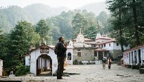 Delhi से Neem Karoli Baba के Kainchi Dham और भूमियाधार की यात्रा का 3 दिन का रूट प्लान