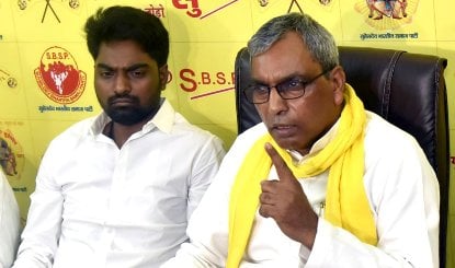 SBSP चीफ Om Prakash Rajbhar को झटका, चंदौली में दर्जनों पदाधिकारियों ने दिया इस्तीफा