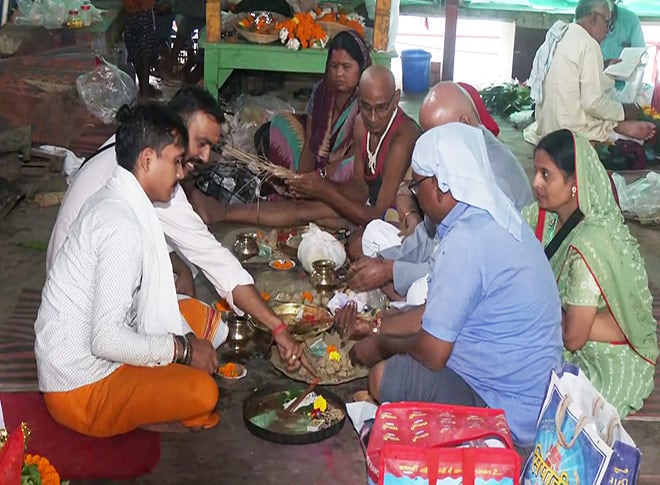 पितरों के लिए तर्पण करते हुए श्रद्धालु पितरों के लिए तर्पण करते हुए श्रद्धालु