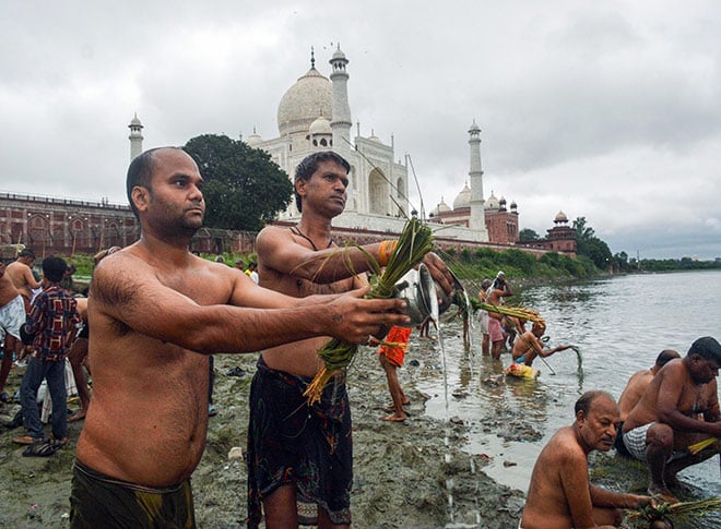 पितरों के लिए तर्पण करते हुए श्रद्धालु पितरों के लिए तर्पण करते हुए श्रद्धालु