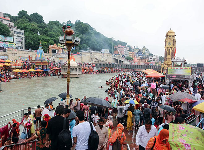 पितरों के लिए तर्पण करते हुए श्रद्धालु पितरों के लिए तर्पण करते हुए श्रद्धालु