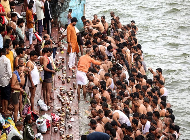 पितरों के लिए तर्पण करते हुए श्रद्धालु पितरों के लिए तर्पण करते हुए श्रद्धालु