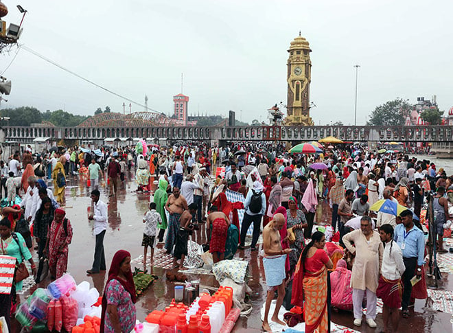 पितरों के लिए तर्पण करते हुए श्रद्धालु पितरों के लिए तर्पण करते हुए श्रद्धालु