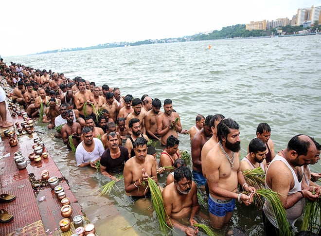 पितरों के लिए तर्पण करते हुए श्रद्धालु पितरों के लिए तर्पण करते हुए श्रद्धालु