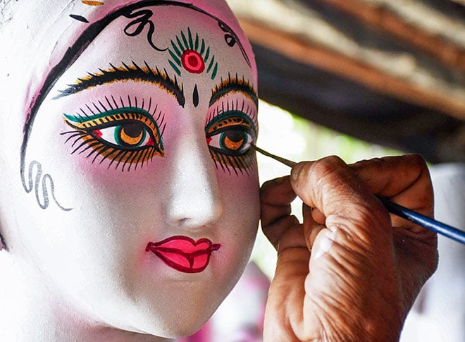 मूर्तियों को अंतिम रूप देते हुए शिल्पकार