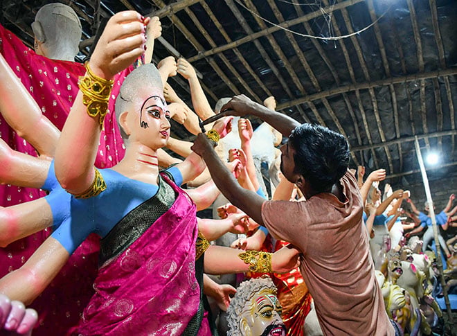 मूर्तियों को अंतिम रूप देते हुए शिल्पकार
