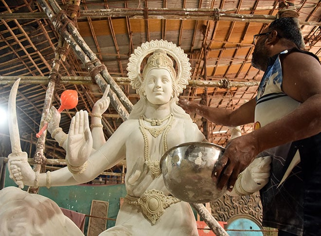 मूर्तियों को अंतिम रूप देते हुए शिल्पकार