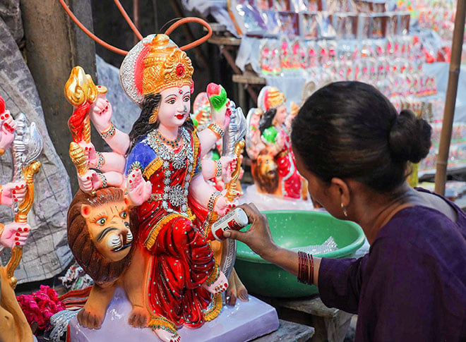 मूर्तियों को अंतिम रूप देते हुए शिल्पकार