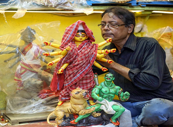 मूर्तियों को अंतिम रूप देते हुए शिल्पकार