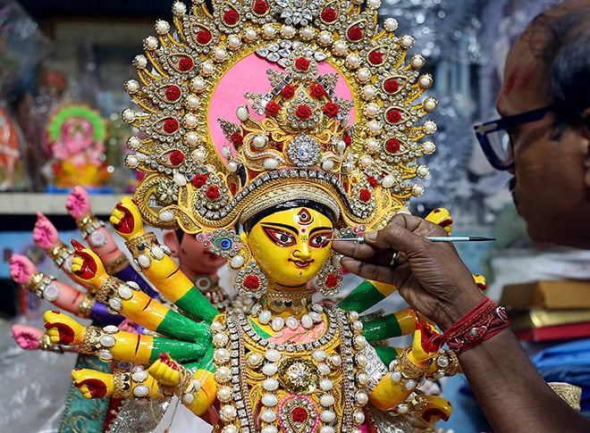 मूर्तियों को अंतिम रूप देते हुए शिल्पकार