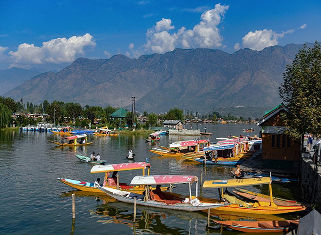 डल झील में शिकारा की सवारी का आनंद लेते पर्यटक