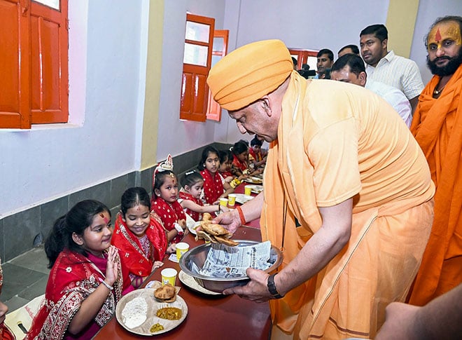शारदीय नवरात्रि पर कन्या पूजन शारदीय नवरात्रि पर कन्या पूजन