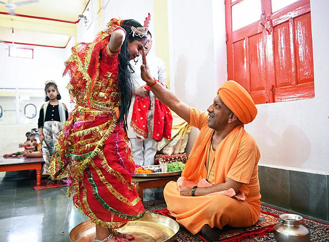 शारदीय नवरात्रि पर कन्या पूजन शारदीय नवरात्रि पर कन्या पूजन