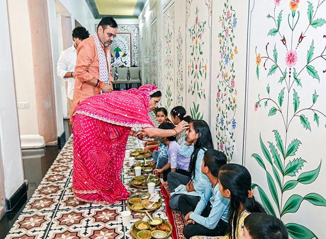शारदीय नवरात्रि पर कन्या पूजन शारदीय नवरात्रि पर कन्या पूजन