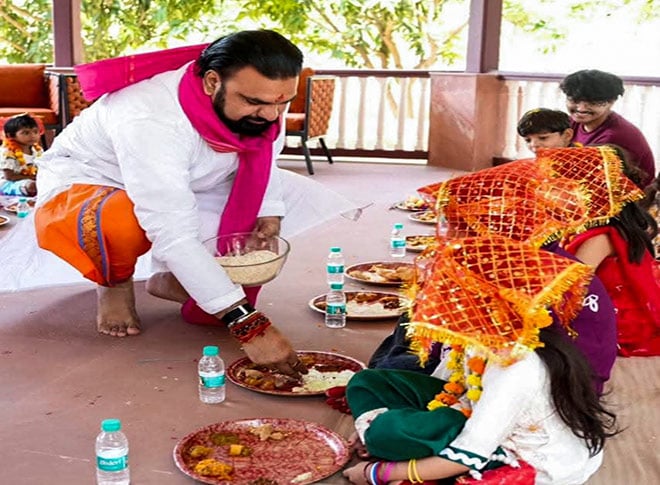 शारदीय नवरात्रि पर कन्या पूजन शारदीय नवरात्रि पर कन्या पूजन