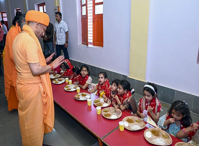 शारदीय नवरात्रि पर कन्या पूजन शारदीय नवरात्रि पर कन्या पूजन