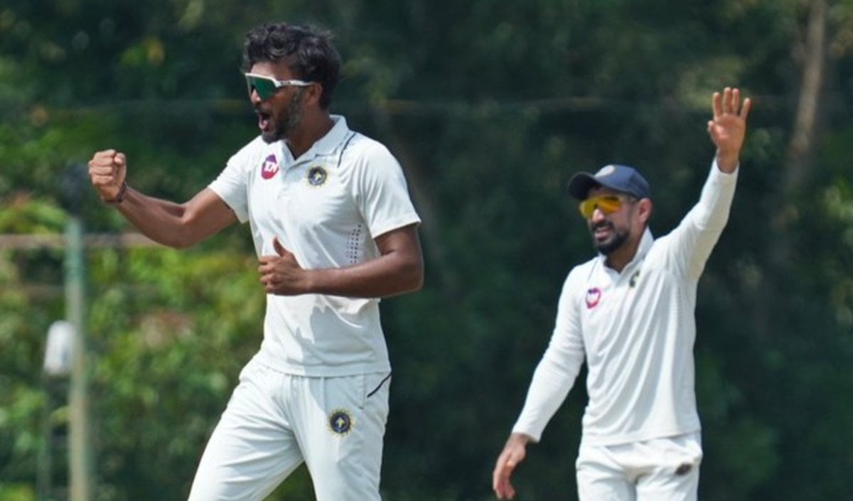 Jalaj Saxena ने Ranji Trophy में 35वीं बार 5 विकेट लेकर Bishan Singh Bedi की बराबरी की Jalaj Saxena ने Ranji Trophy में 35वीं बार 5 विकेट लेकर Bishan Singh Bedi की बराबरी की