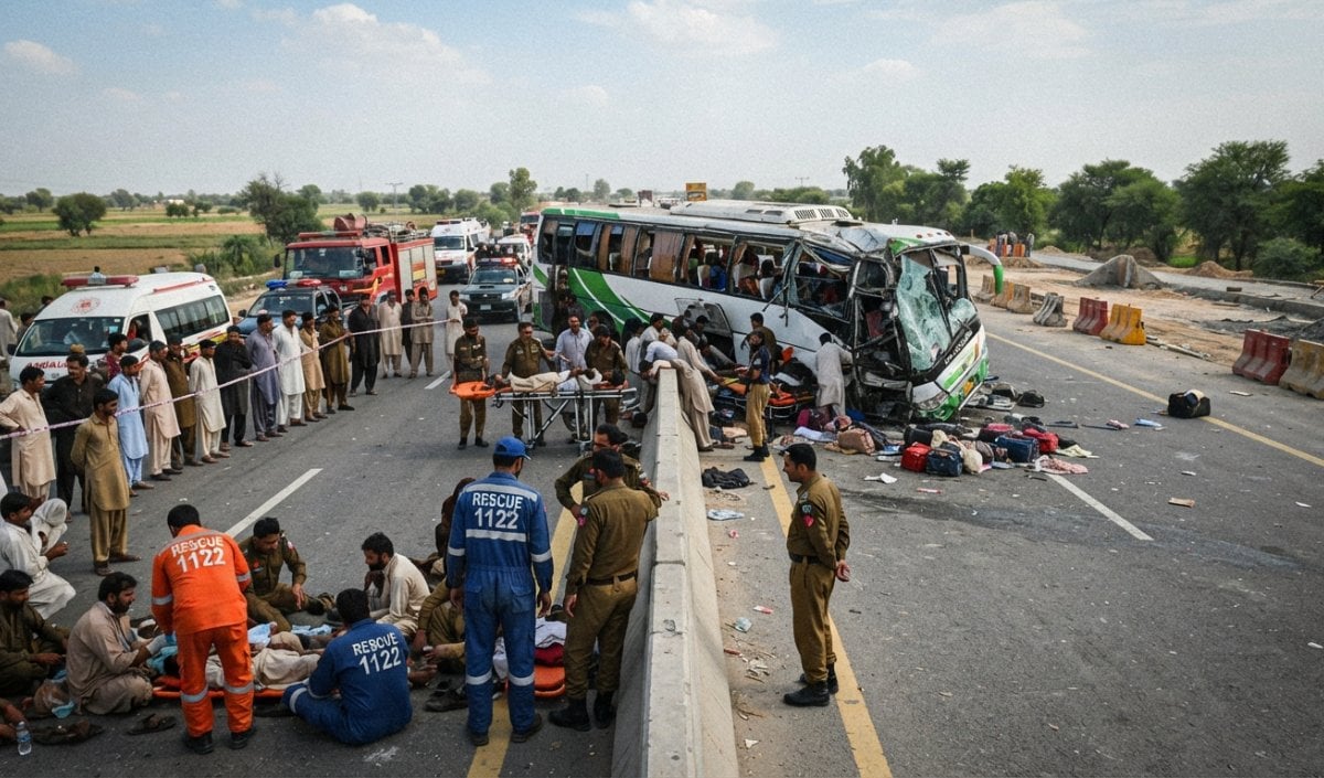 Pakistan के पंजाब प्रांत में भीषण सड़क हादसा: बेकाबू बस डिवाइडर से टकराकर पलटी, 11 यात्रियों की दर्दनाक मौत और 30 से अधिक घायल