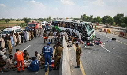 Pakistan के पंजाब प्रांत में भीषण सड़क हादसा: बेकाबू बस डिवाइडर से टकराकर पलटी, 11 यात्रियों की दर्दनाक मौत और 30 से अधिक घायल